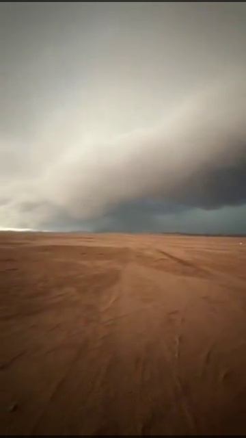 Грозовая суперячейка возникла 9 декабря в округе Хаиль, Саудовская Аравия