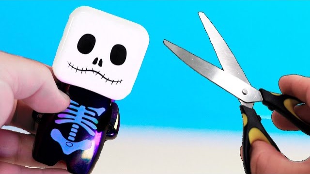 ℹ️ ЧТО ВНУТРИ У ЗОМБИ АНТИСТРЕССА | ОПЫТ - 17 АНТИСТРЕССОВ ПРОТИВ БЛЕНДЕРА | смотреть онлайн