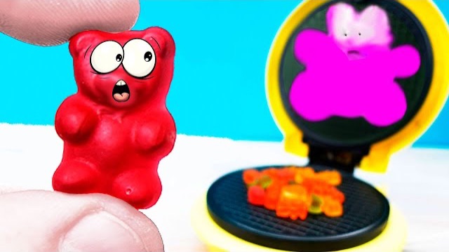 ℹ️ Я ЗАЖАРИЛ ЖЕЛЕЙНОГО МЕДВЕДЯ | ВАФЕЛЬНИЦА ПРОТИВ КОНФЕТ ЭКСПЕРИМЕНТ смотреть онлайн