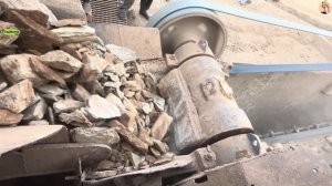 Строительство, дробление щебёнки