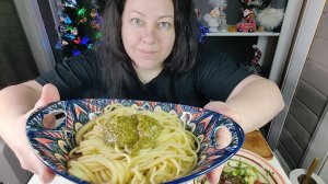 Мукбанг Спагетти "Песто", овощной салат, котлета, яйца с майонезом.