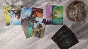 Хочет ли он быть с тобой? Онлайн расклад таро