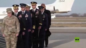 ترامب يؤدي التحية العسكرية أثناء مراسم استقبال جثماني جنديين أمريكيين قتلا في كمين بسوريا