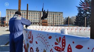 🧊 На центральной площади полным ходом идет подготовка к Новому году