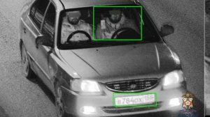 В Омске водитель и его друг развлеклись ездой на автомобиле с игрушечным рулем