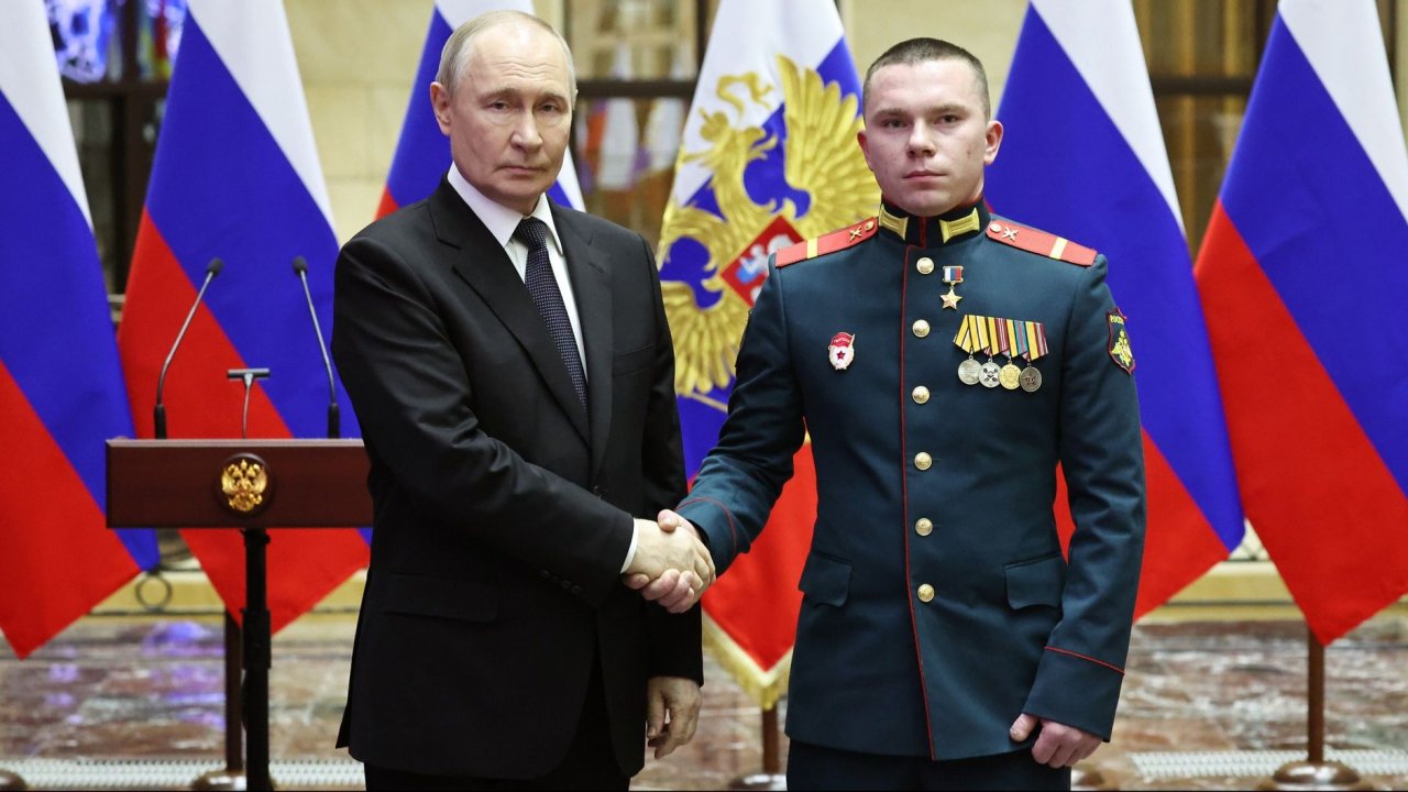 Президент вручил медали «Золотая Звезда» участникам Специальной военной операции, Москва, 17.12.2025