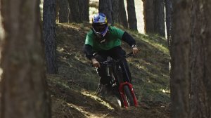 Стремительный спуск на горном велосипеде