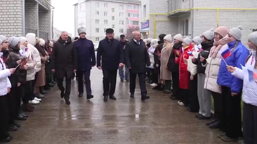 В Стародубе дети-сироты получили ключи от новых квартир к Новому году смотреть онлайн