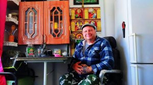 с Празд-ни-ка-ми...