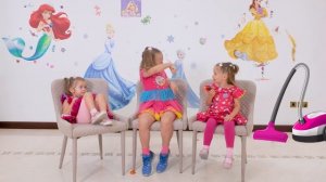 Весёлые приключения в бассейне с Майей и Мией