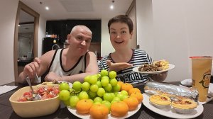 Мукбанг Вован ПОХУДЕЛ, а я РАСКАБАНЕЛА в Таиланде! ОТМЕЧАЕМ 5000 подписчиков в ВК! Семейный ужин