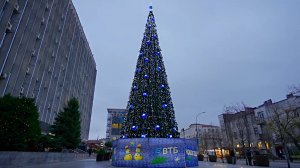 Подарок городу от ВТБ — установка новогодней елки в центре Краснодара