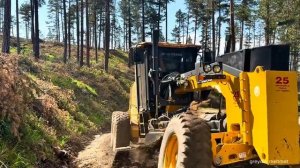 Строительство дорог в Зеленых долинах с помощью грейдера Deere 670