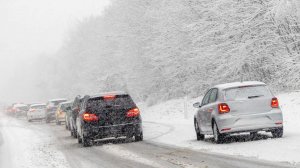 Снегопад парализовал движение на трассе "Байкал" в Иркутской области