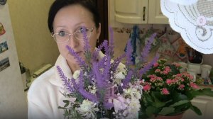 Декабрь 2025 года. Цветущий каланхоэ и декор. Детская душа нежна... Смотрю фильм "Чудо на 34 улице"