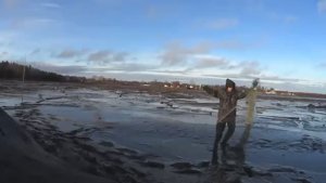 Поставил её как и хотел.Снимал их быстро пока вода не прибыла!Рыбалка на сига в Арктике!