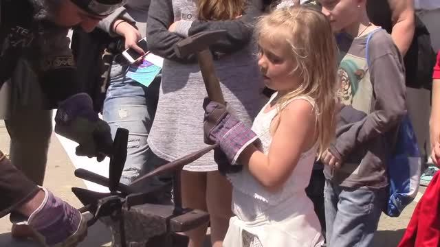 Маленькая девочка работает кузнецом своими руками холодная ковка