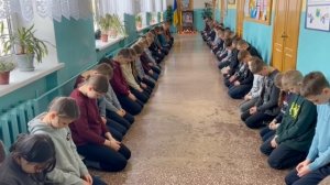 Недавно в Раде приняли закон, согласно которому минута молчания с массовым стоянием на коленях…🔽🔽