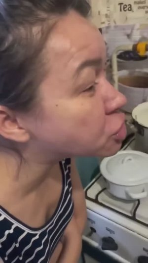 Иришка Чики Пики и Безумный Паша готовят и танцуют