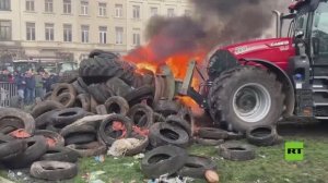 مزارعون يشعلون النيران ويشتبكون مع شرطة بروكسل أمام البرلمان الأوروبي