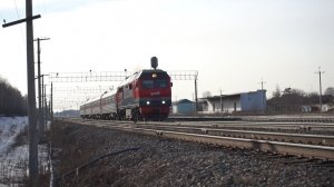 Тепловоз ТЭП70БС-188 с поездом "Восток" и приветливой бригадой.