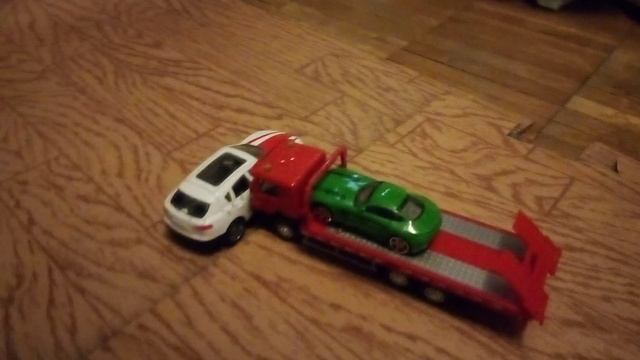 Почему водители легковых автомобилей должны пропускать грузовики и фуры. Учим ПДД.