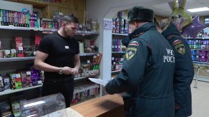 Сотрудники МЧС проверяют магазины пиротехники в Карелии
