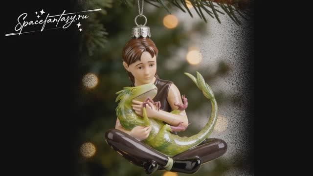 Елочная игрушка с Эли и ее домашним динозавром - персонажи из комикса Дары бродячих льдов