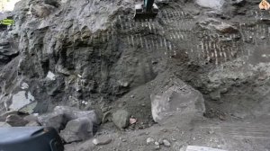 Строительство, экскаватор копает песок