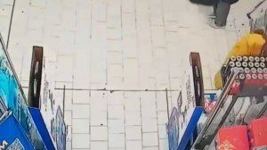 В Саратове женщина дважды возвращалась в магазин, чтобы вынести аэрогриль, надувной матрас и конфеты