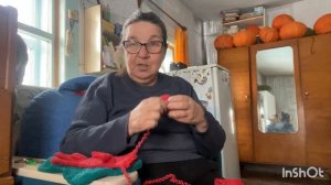 Бабушка вяжет Дрова валяются с улице