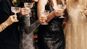 Юрист оценила риск увольнения из-за поведения на корпоративе