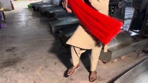 Изготовление циновок-ковриков из переработанных пластиковых крышек. Пакистан