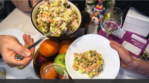 Эксперт по питанию назвала опасные последствия хранения оливье вне холодильника