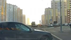 18-12-2025.В Питере дрифтер врезался в автобусную остановку и пытался скрыться с места дтп.