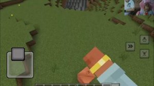 Анфиса открывает коробки, кормит енота, строит город.