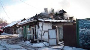 «ЦВЕТЫ» НА ПЕПЕЛИЩЕ: ПОЖАР УНЕС ЖИЗНЬ ПОЖИЛОЙ ЖЕНЩИНЫ