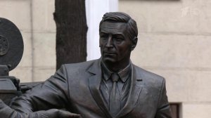 У Киностудии имени Горького открыли памятник создателям фильма "17 мгновений весны"
