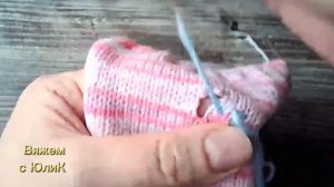 Показываю как убрать вытянутую петлю в вязаном изделии