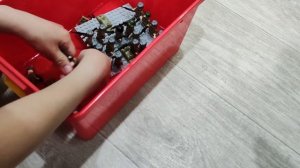 лего солдаты терпят удары водой