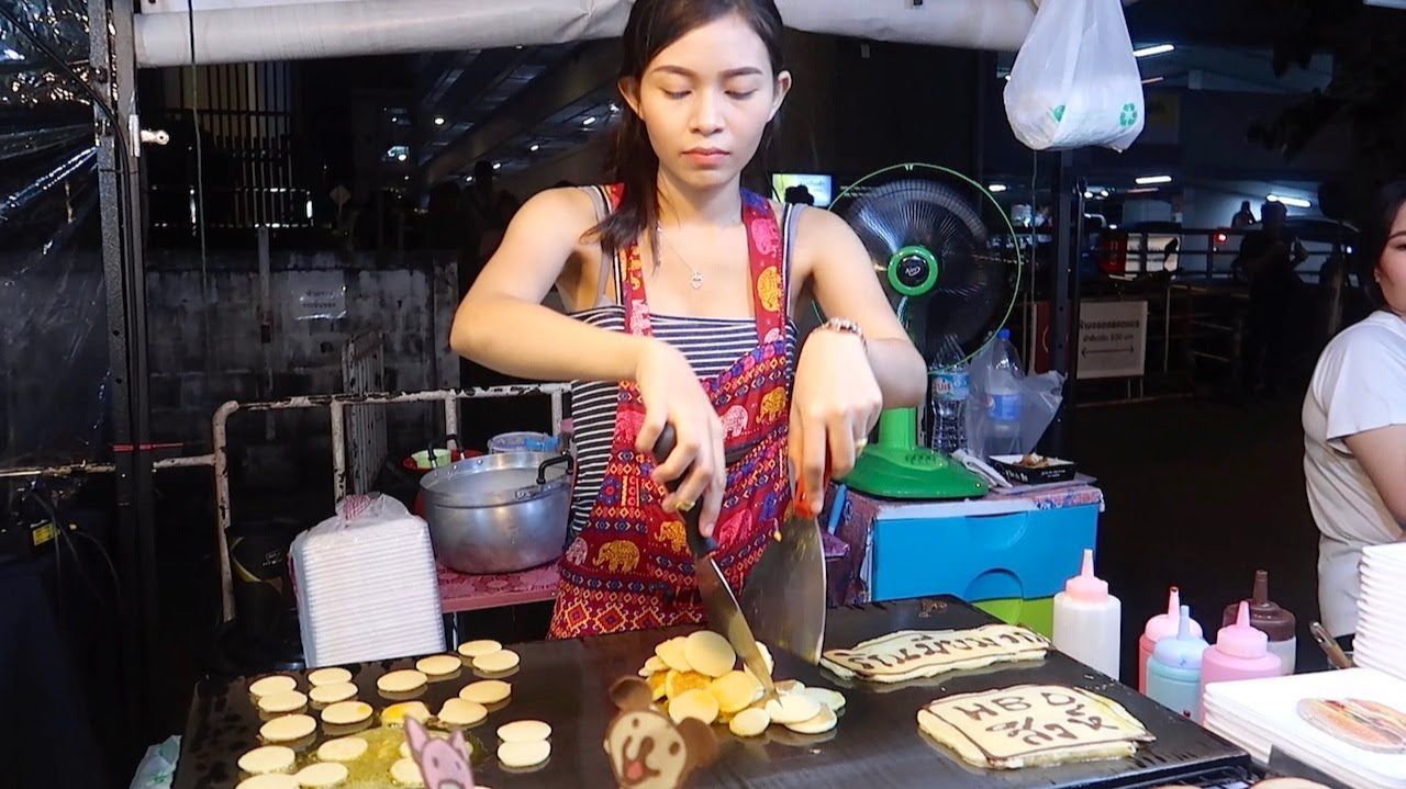Тайская леди и мультяшное искусство на блинах — уличная еда в Бангкоке, Таиланд смотреть онлайн