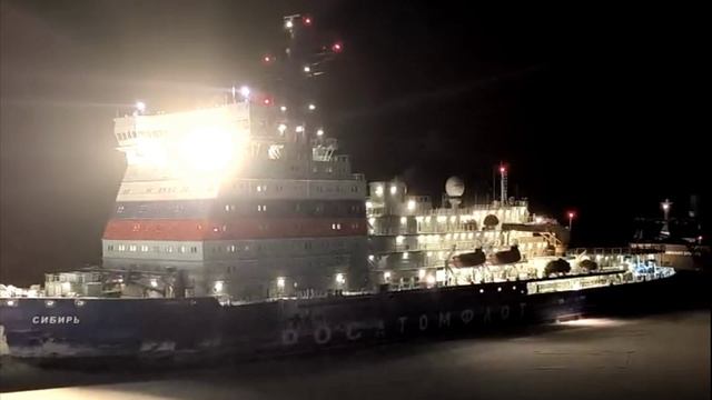 Мощный атомный ледокол Сибирь ломает лёд