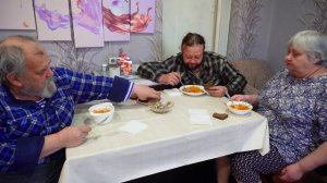 Аппетитно готовит мама Всей семьёй вкусно кушаем