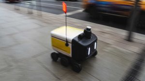 Женщина едва не свернула шею из-за робота-доставщика в Москве