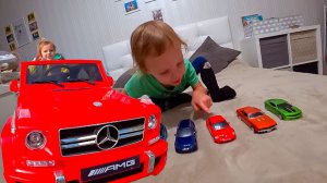 Миша и папа играют в машинки и надувные шарики видео для детей !