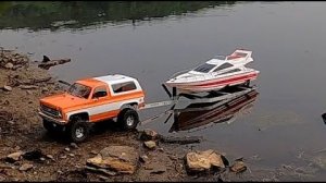 ВИДЕО ПРО МАШИНКИ НА РАДИОУПРАВЛЕНИИ ДЛЯ МАЛЬЧИКОВ ВЕЗЕМ НА ПРИЦЕПЕ ЛОДКУ К ВОДЕ ИГРУШКИ МАШИНКИ