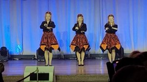 Выступление чудесного коллектива
Народный стиль.Замечательная песня.