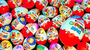 Киндер видео. Откроем ли мы МАКСИ яйцо? Смотрите, ребята.