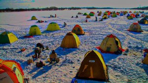 Рыба пошла и ВСЯ ДЕРЕВНЯ НОЧУЕТ НА ЛЬДУ! Зимняя рыбалка 2025