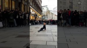 Она танцует горячо как никто другой